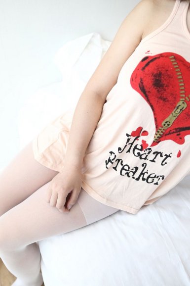 入行十年李幸倪演技唱功大爆发  全新MV《以爱情的罪名》挑战